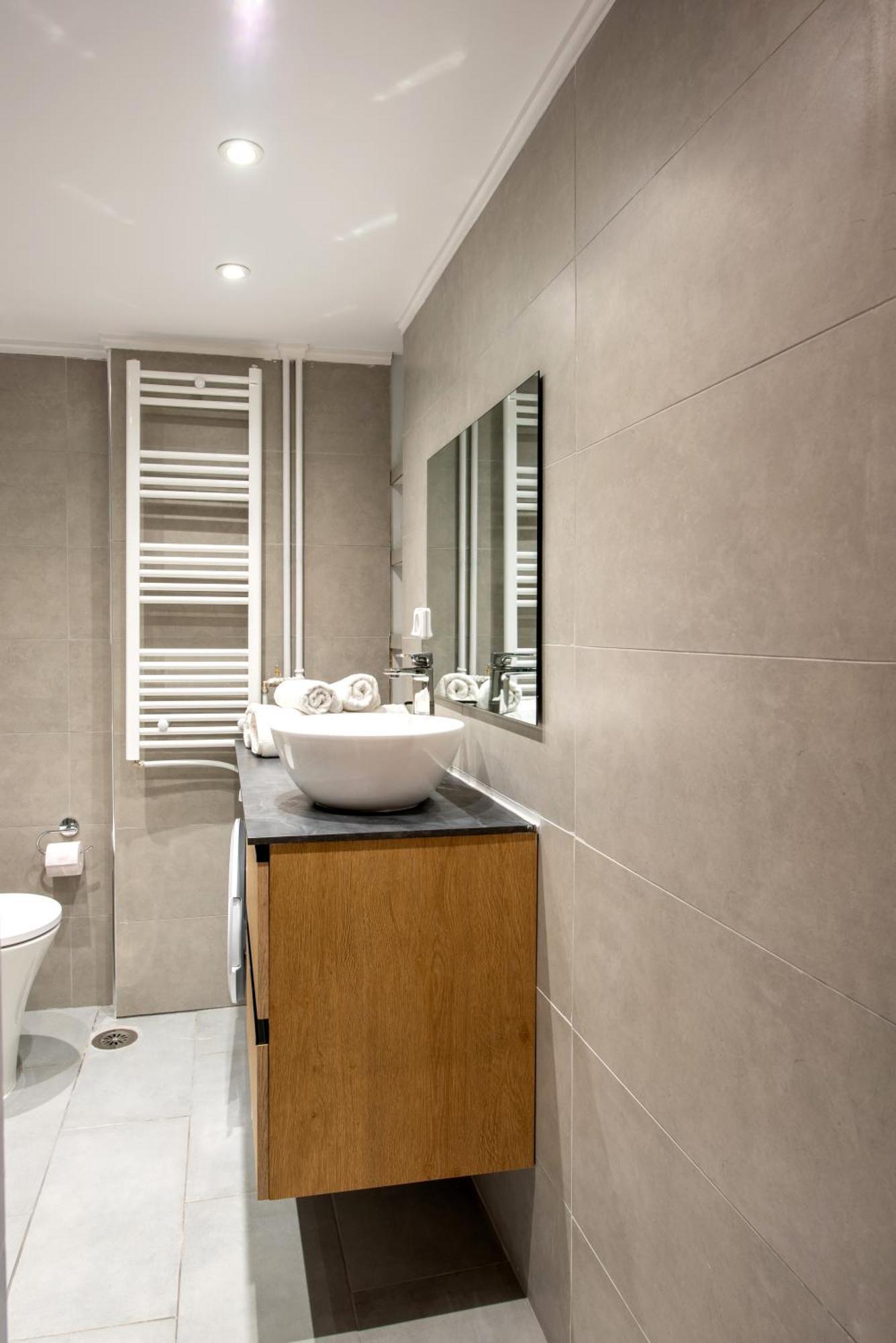 Spacious And Modern One Bedroom Apartment เอเธนส์ ภายนอก รูปภาพ